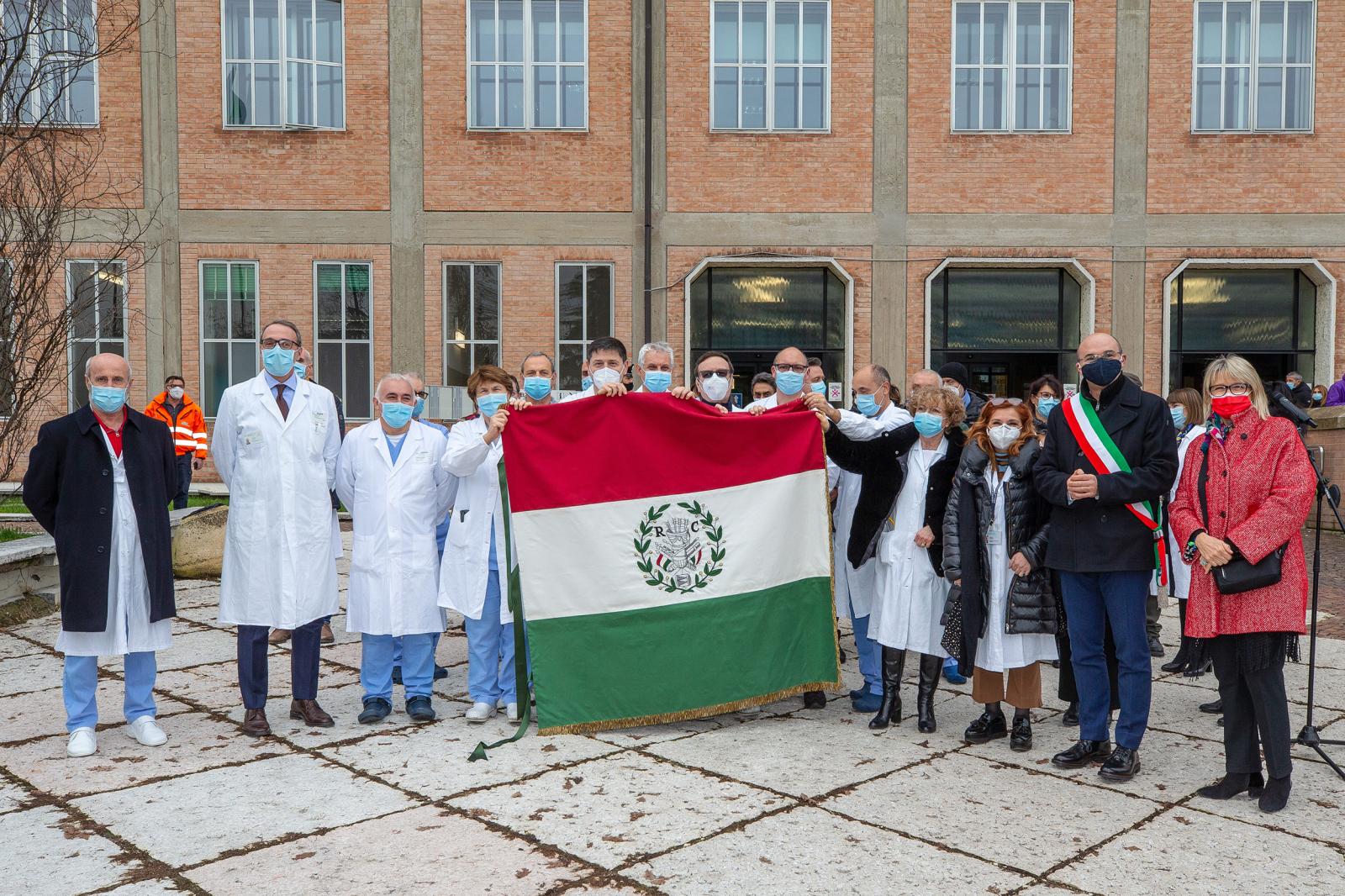 il Direttore generale Cristina Marchesi e il Direttore del Presidio ospedaliero Provinciale Giorgio Mazzi in occasione della consegna del Primo Tricolore all’Azienda AUSL IRCCS di Reggio Emilia da parte del Sindaco Vecchi (7.1.2021