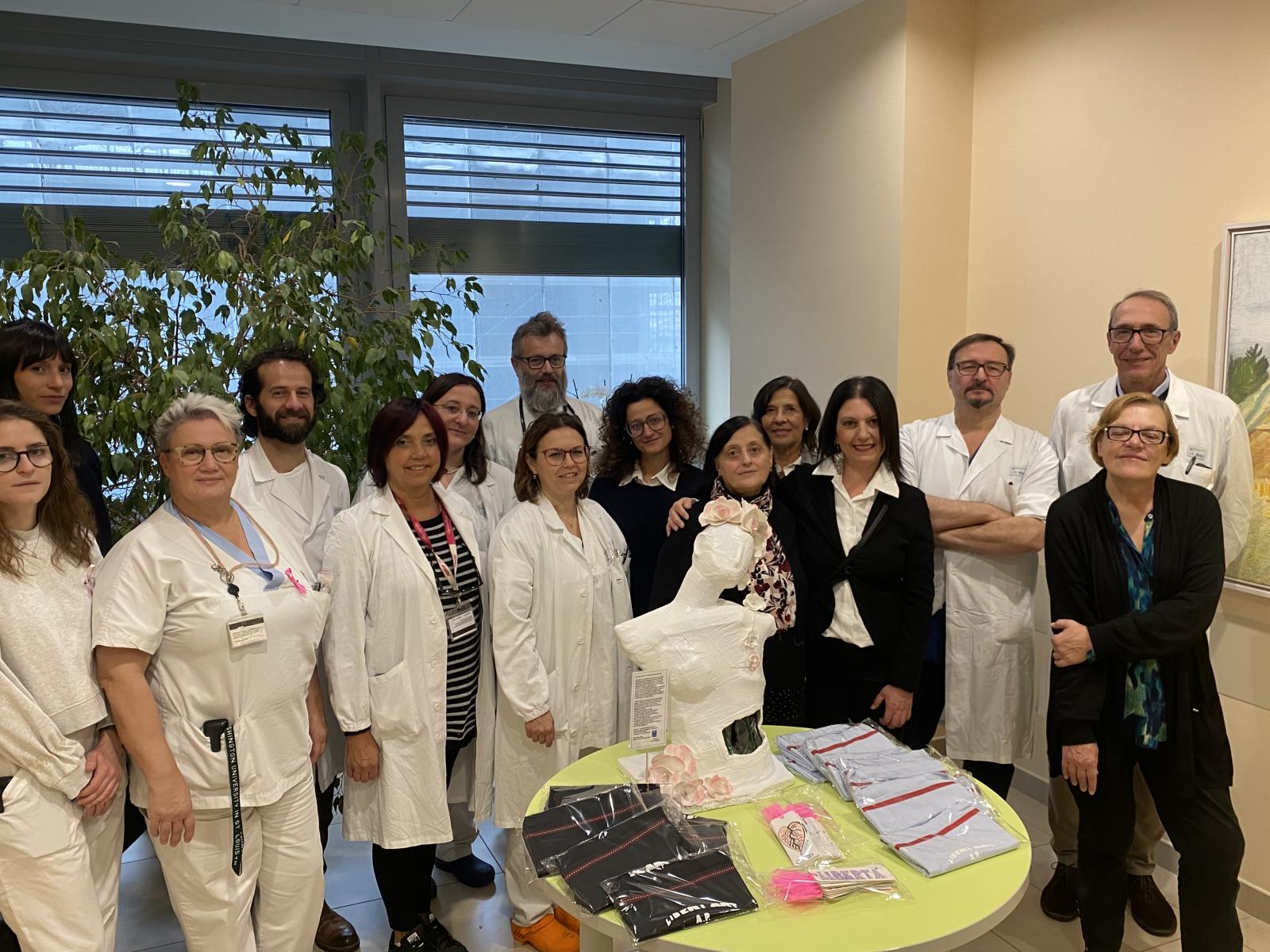 Dono simbolico alle donne operate di tumore mammario da parte dei detenuti della Casa Circondariale di Reggio Emilia Dono simbolico alle donne operate di tumore mammario da parte dei detenuti della Casa Circondariale di Reggio Emilia