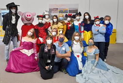 Operatori sanitari e volontari in maschera