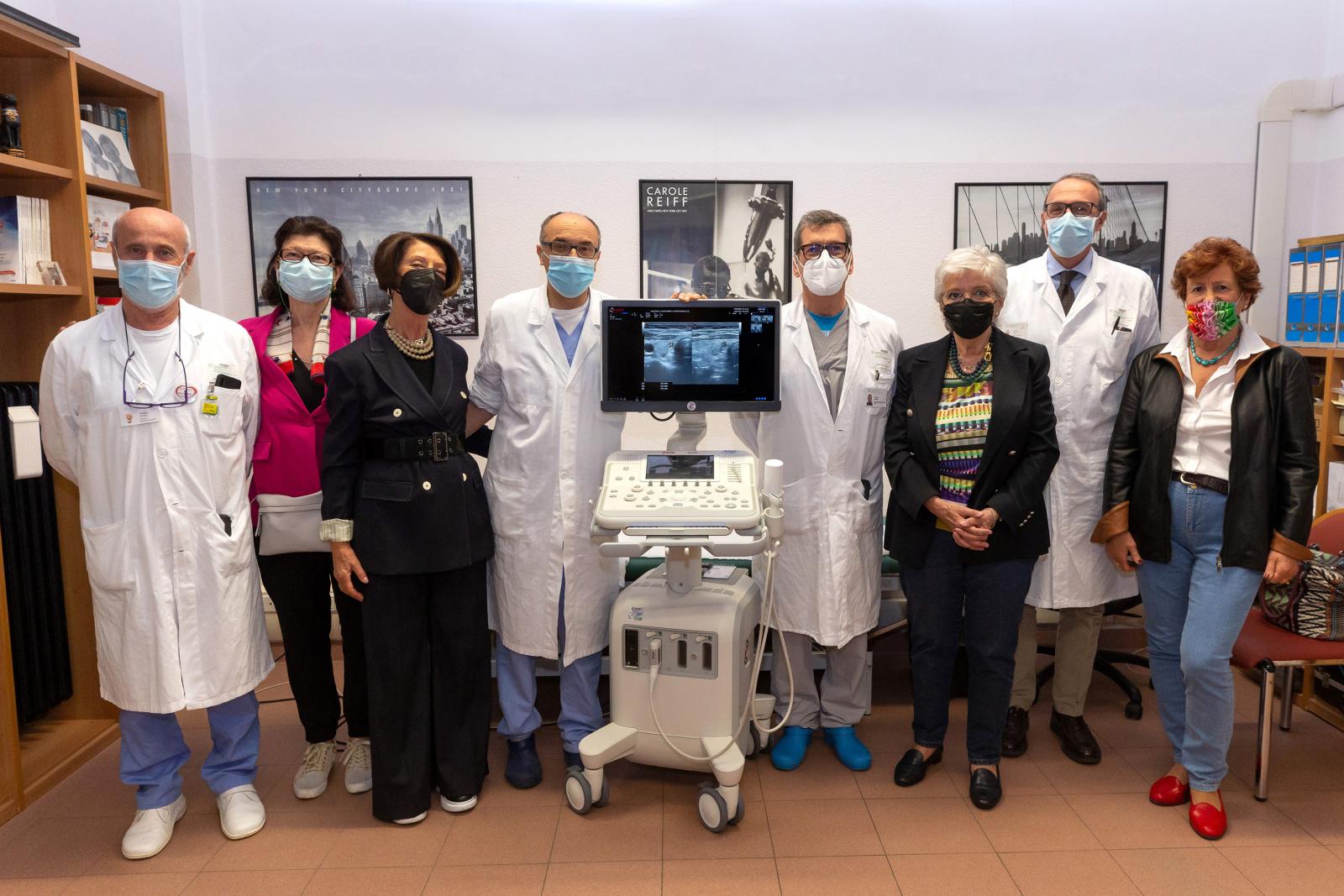 Giorgio Mazzi, direttore del presidio ospedaliero provinciale, Andrea Frasoldati, Emma Bernini, Angelo Ghidini (direttore della struttura ORL del Santa Maria Nuova), Annibale Versari (direttore dipartimento oncologico), alcune volontarie Aibat