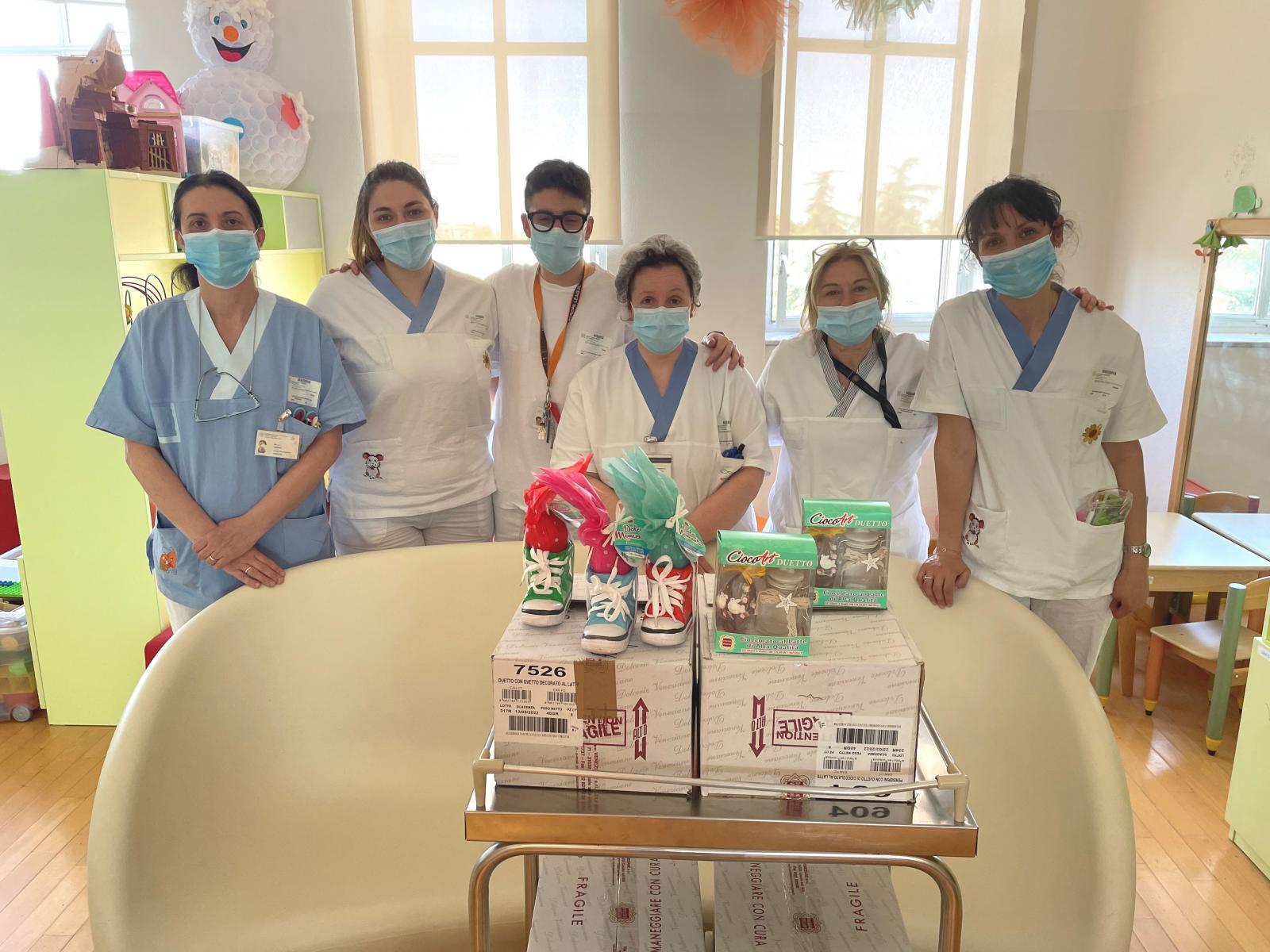 gli operatori sanitari della Pediatria ASMN che hanno ricevuto la donazione