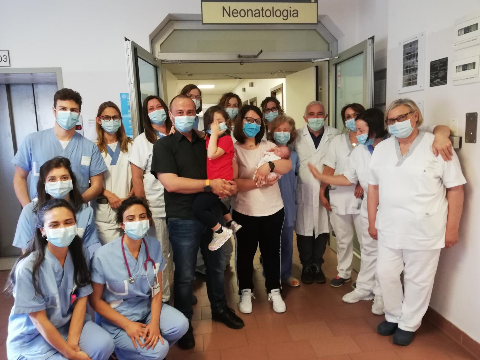 l’équipe di Terapia Intensiva Neonatale con la piccola Giada, i genitori e la sorellina