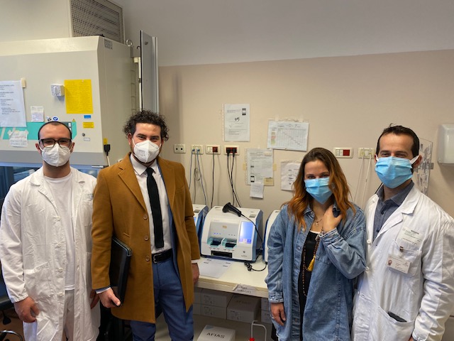 Accolti questa mattina nel Laboratorio di Microbiologia dell’Arcispedale Santa Maria Nuova i promotori di un crowdfunding di successo  durante la prima ondata pandemica del 2020